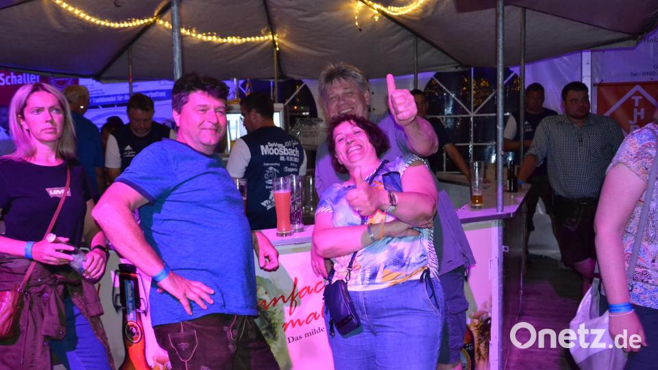Für beste Stimmung sorgt die Bayrische Band Hoaß im Festzelt der Spielvereinigung. Bild: gi