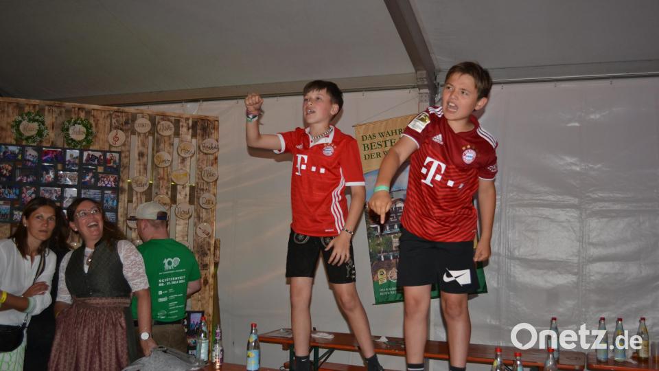 Auch die ganz Kleinen feiern ausgiebig mit. Bild: kki