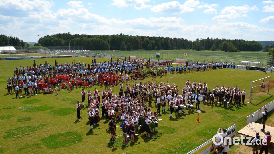 Zu einem Standkonzert aller Kapellen traf sich der Festzug auf dem Fußballplatz. Bild: kki