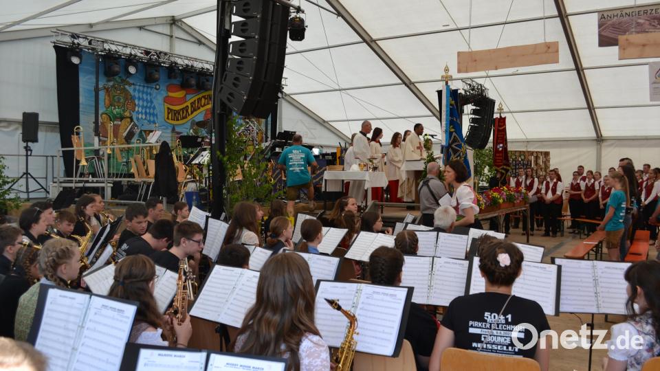 Die Blechfrösch im Einsatz bei der Festmesse. Bild: kki