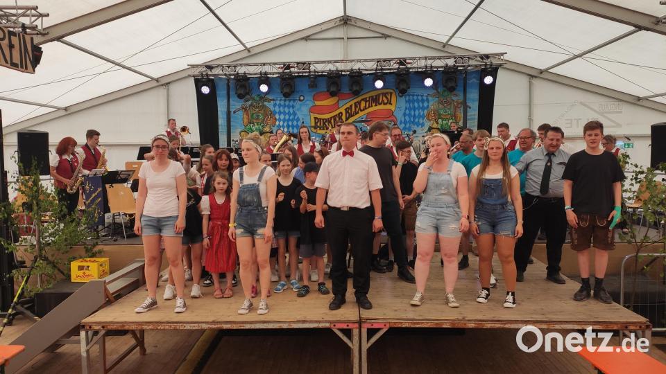 Mit den Blechfröschen, Aktiven und dem Patenverein Roggenstein wurde beim Frühschoppen getanzt und gesungen. Bild: kki