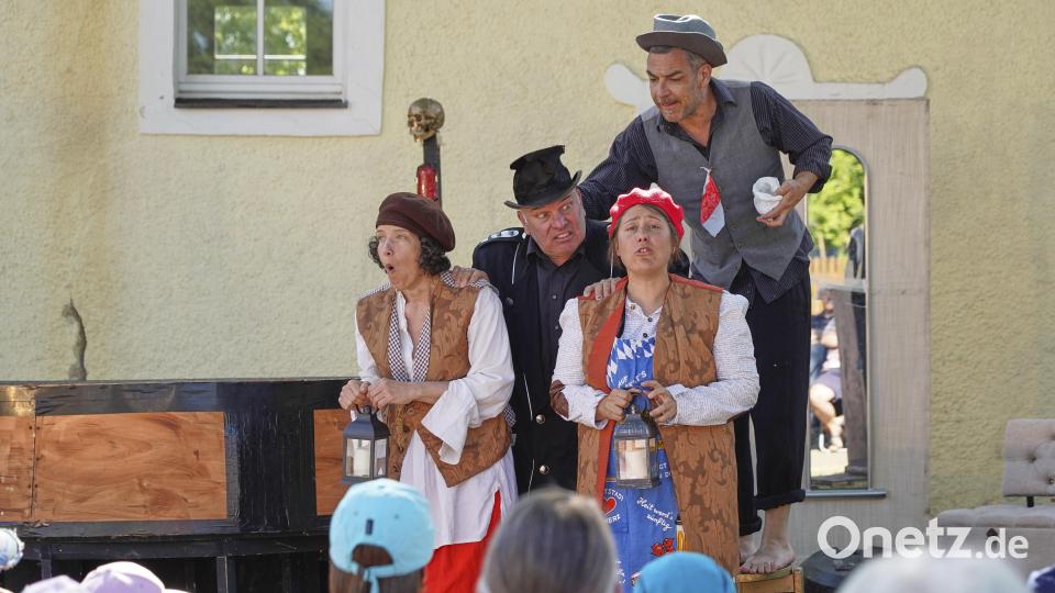 Für die Kinder wurde vor dem Gesellenhaus das Stück „Die Heinzelmännchen“ gezeigt. Bild: Martin Schmid/Steinwald-Allianz/exb