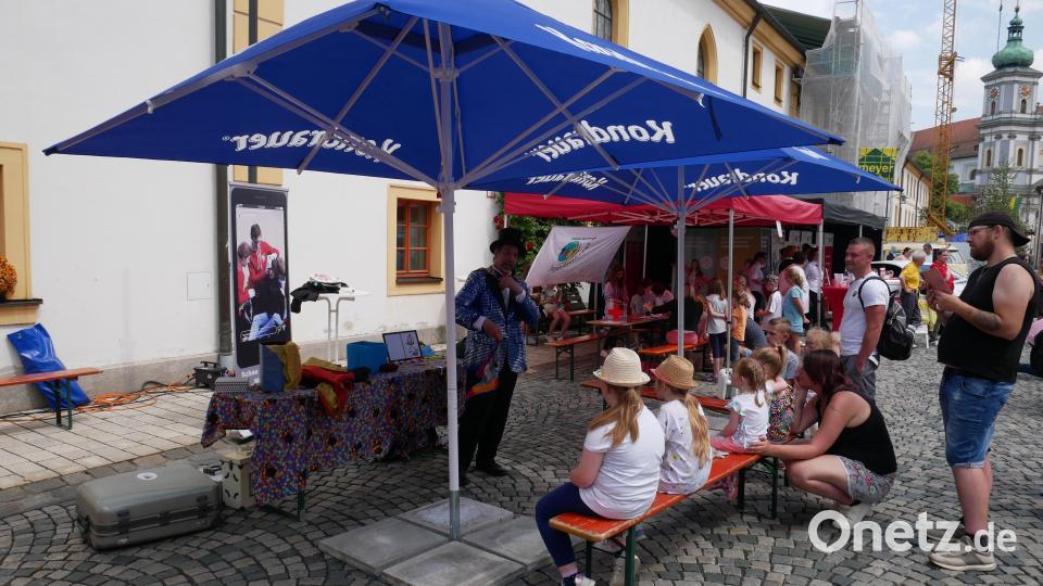 Natürlich durfte Zauberer Franz bei der Kinderbelustigung nicht fehlen. Wie gewohnt war sein Publikum fasziniert von seinen Tricks. Bild: hmr