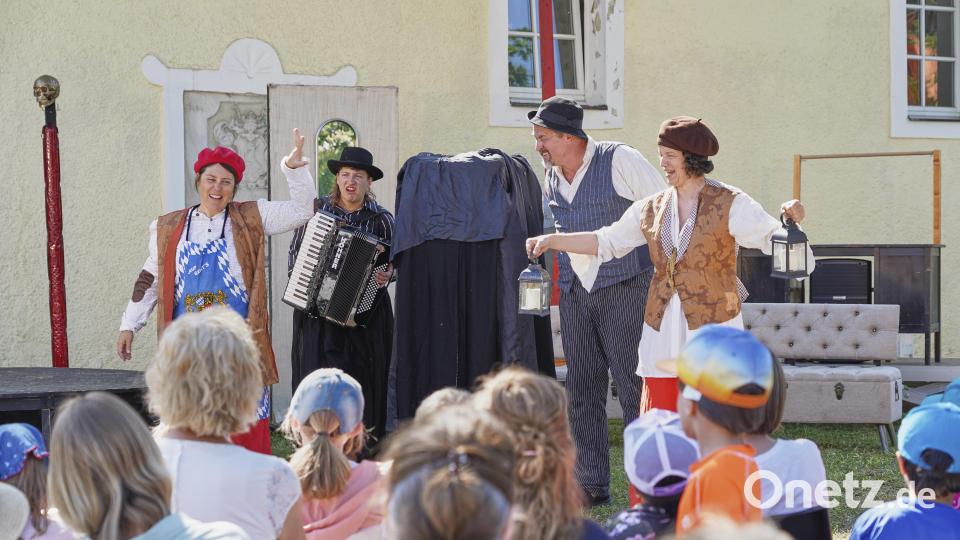 Für die Kinder wurde vor dem Gesellenhaus das Stück „Die Heinzelmännchen“ gezeigt. Bild: Martin Schmid/Steinwald-Allianz/exb