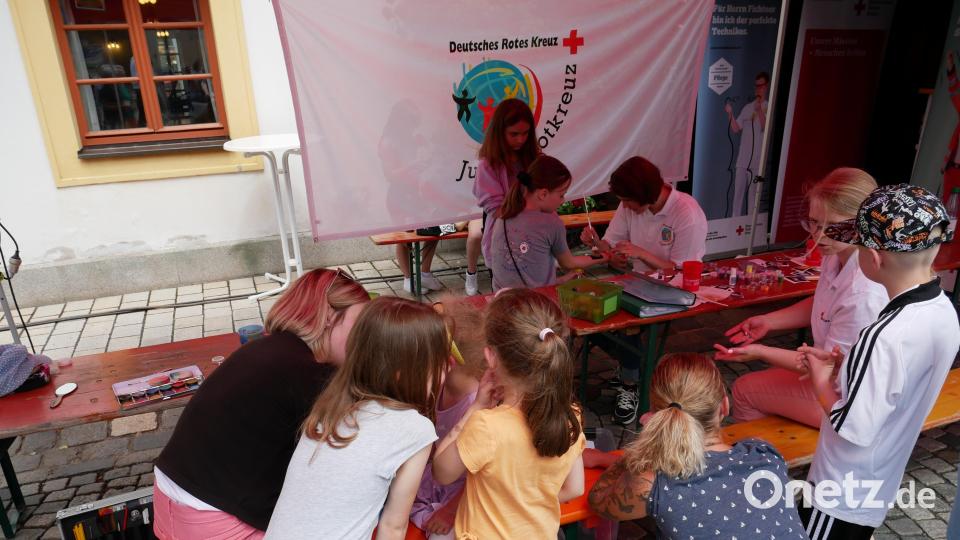 An einem eigenen Stand durften sich Kinder schminken und Glitzer-Tatoos auftragen lassen. Bild: hmr