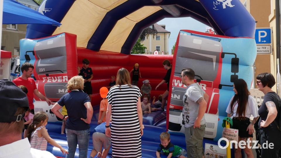 Die Hüpfburg war ständig von Kindern belagert. Bild: hmr