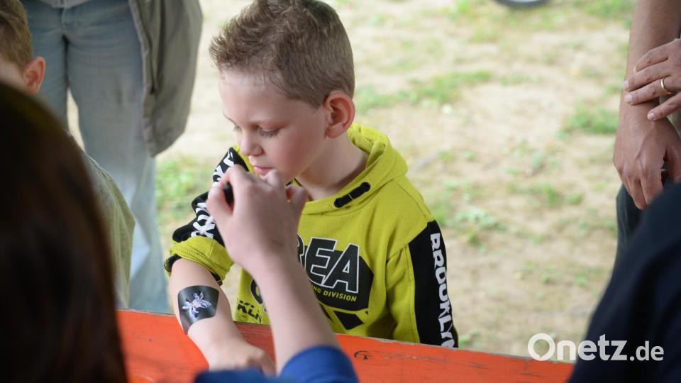 Ein aufgemaltes Tattoo war der Renner bei den Kindern. Bild: Andreas Brückmann