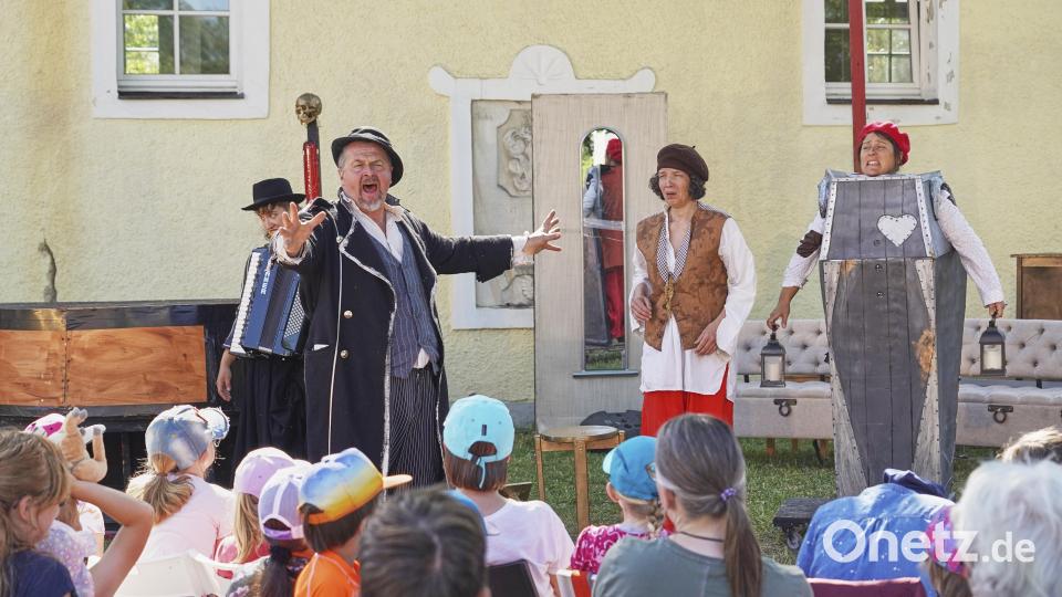 Für die Kinder wurde vor dem Gesellenhaus das Stück „Die Heinzelmännchen“ gezeigt. Bild: Martin Schmid/Steinwald-Allianz/exb
