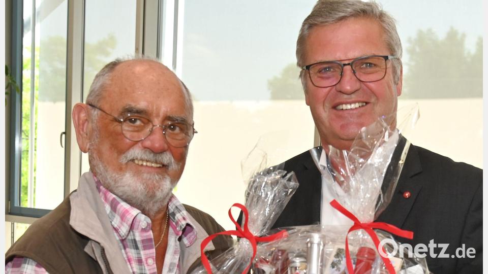 50 Jahre Mitglied beim Wohnungsbau- und Siedlungswerk Werkvolk e.G. ist Lutz Schubert (links) und wurde dafür vom Vorstand Steffen Schulze mit Urkunde und Geschenkkorb geehrt. Bild: gf