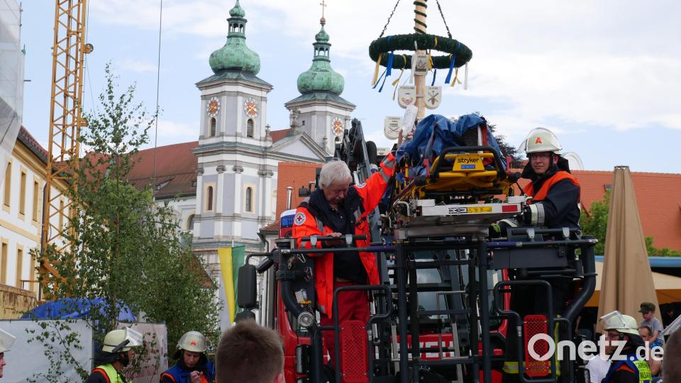 Gespannt verfolgten die zahlreichen Festbesucher die spektakuläre Rettungsaktion einer &quot;verletzten Person&quot; mit der Drehleiter der Feuerwehr Waldsassen in professioneller Zusammenarbeit mit dem Rettungsdienst vom Gerüst am Gebäude der Stadtbücherei. Im Rettungskorb links Dr. Bertram Völkl und rechts Korbführer Michael Fortelny. Bild: hmr