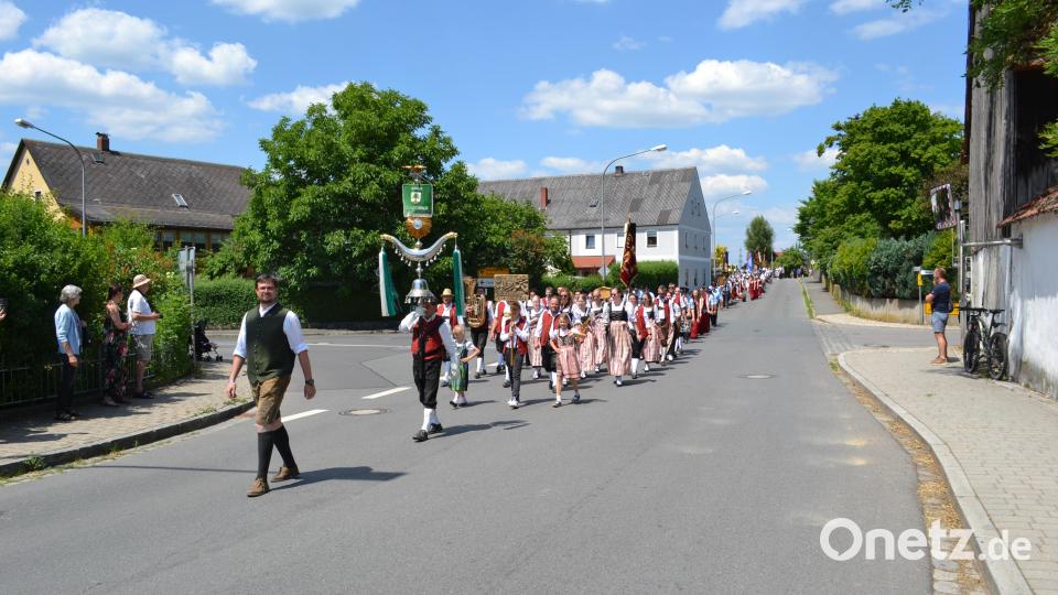 Mit Vorsitzendem Simon Klier schritt die Stadtkapelle Oberviechtach Richtung Festzelt. Bild: kki