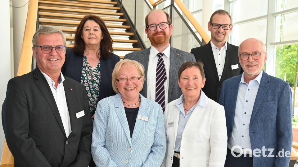 Neu in den Aufsichtsrat des WS eG wurde der Fachanwalt für Sozial- und Arbeitsrecht Markus Huber berufen. Unser Bild zeigt (von links) Steffen Schulze, Elfriede Schenkl, Marianne Gutwein, Markus Huber, die Aufsichtsratsvorsitzende Dagmar Kierner, Wolfgang Erb und Alois Ponnath. Bild: gf