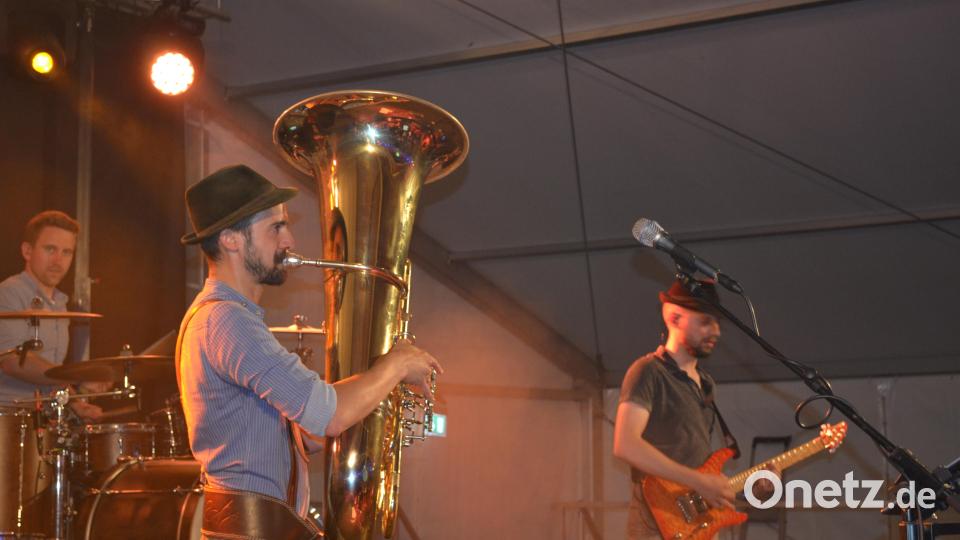 "Grögötz"-Frontmann Flore beweist, dass man mit der Tuba doch auch bei Rock und Pop mithalten kann. Bild: kki