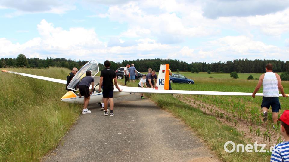 Mit vereinten Kräften wurde der 350 Kilogramm schwere Segler aus dem Maisfeld getragen und zur Abholung auf die Straße gerollt. Bild: lep