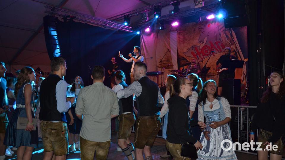 Die Kultband verstand es die Besucher in Stimmung zu bringen und mit zu singen. Bild: gi