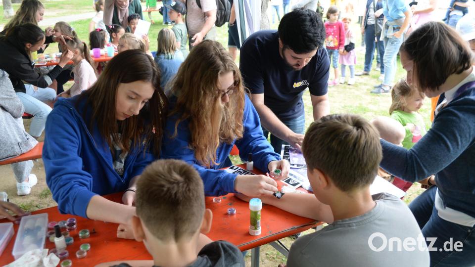 Ein aufgemaltes Tattoo war der Renner bei den Kindern. Bild: Andreas Brückmann