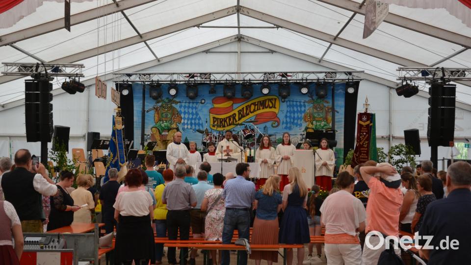Messe im Festzelt, Frühschoppen mit den Roggensteinern, Festzug und Gemeinschaftschor - ein unglaublicher Festabschluss in Pirk. Bild: kki