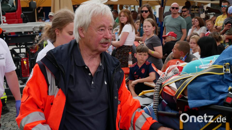 Kreisbereitschaftsarzt Dr. Bertram Völkl ließ es sich nicht nehmen, bei den Vorführungen aktiv mitzuwirken. Besonders die Fahrt im Drehleiterkorb hatte es ihm angetan. Bild: hmr