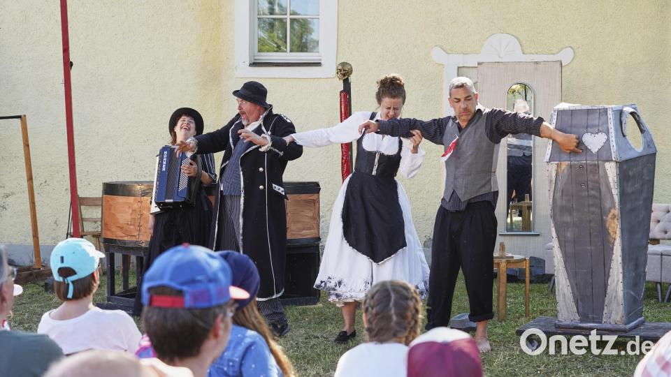 Für die Kinder wurde vor dem Gesellenhaus das Stück „Die Heinzelmännchen“ gezeigt. Bild: Martin Schmid/Steinwald-Allianz/exb