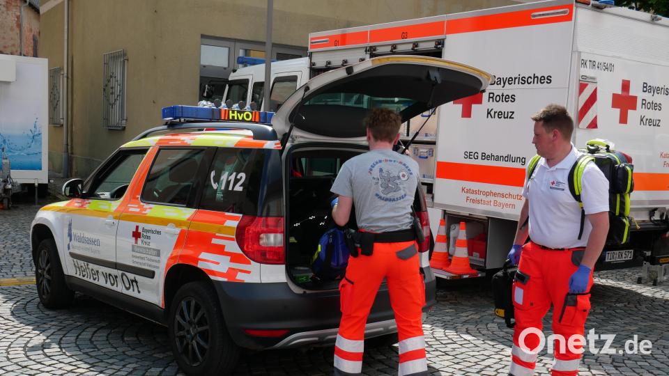 Der ehrenamtliche HvO-Dienst (Helfer vor Ort) der BRK-Bereitschaft Waldsassen kam gleich mehrere Male bei den Vorführungen auf verschiedene Art und Weise zum Einsatz. Bild: hmr