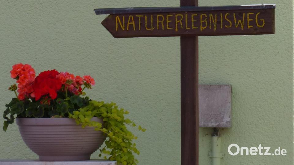 Gegenüber der katholischen Kirche geht es in den Naturerlebnisweg ins Klingenbachtal Bild: hme