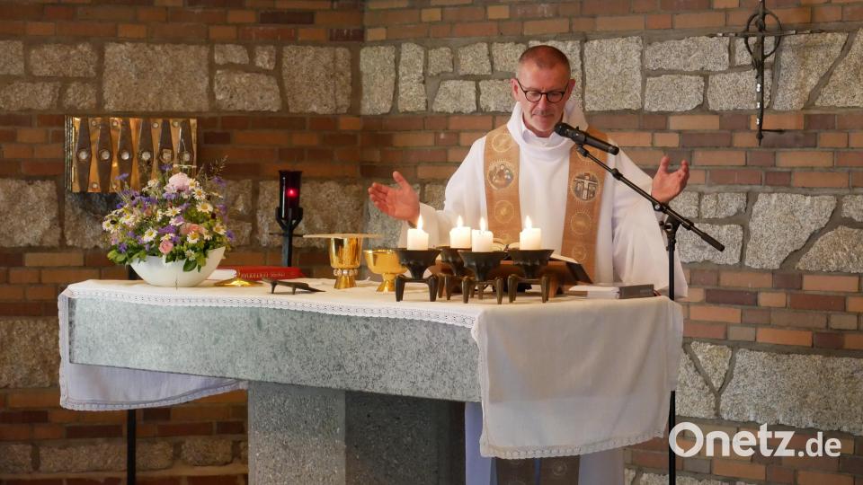 Stadtpfarrer Dr. Thomas Vogl bei der Messfeier in der Bruder-Klaus-Kapelle. Bild: hmr