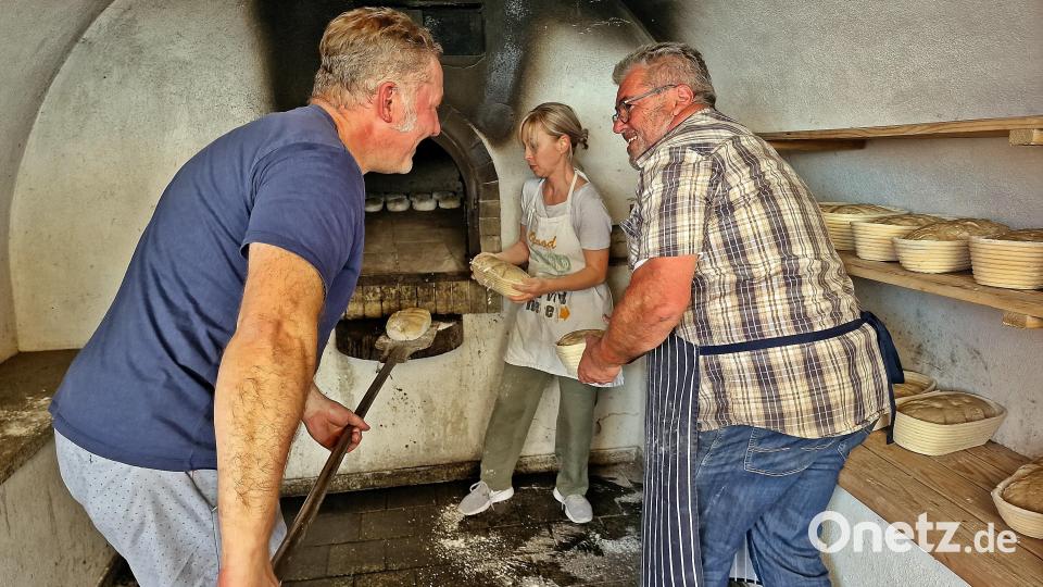 Rudi Kreuzer (rechts) und Karl-Heinz Thoma (links) und Michaela Treml beim Einschießen der Brote. Bild: R. Kreuzer