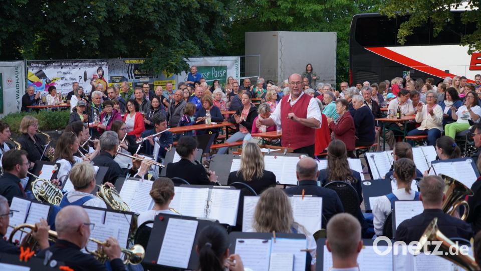Hermann Mack dirigiert das &quot;große Pfälzer Orchester&quot; bei der Serenade in Waidhaus. Bild: fvo