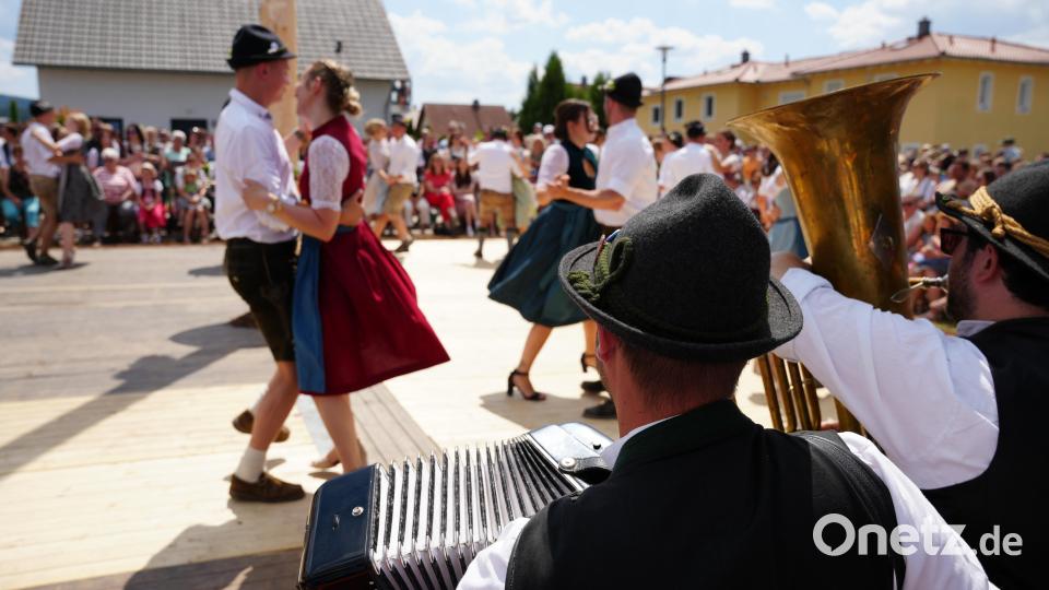 Begleitet von bayerischen Klängen: 15 Kirwapaare tanzten bei der Diendorfer Kirwa rund um den Kirwabaum. Bild: Sebastian Böhm