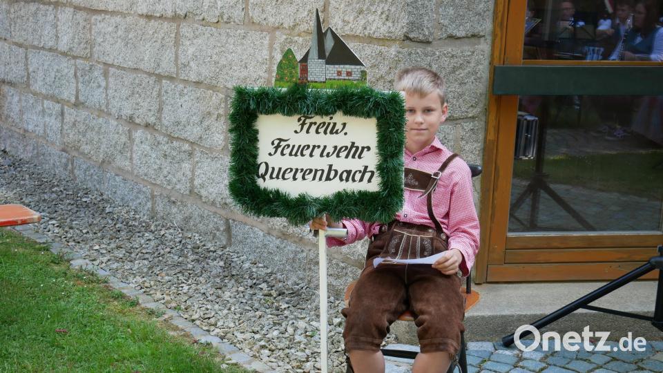 Tapfer trug Andreas Mair sein Taferl beim Kirchenzug der Feuerwehr Querenbach und hielt es während des ganzen Festgottesdienstes für alle sichtbar vor der Bruder-Klaus-Kapelle fest. Bild: hmr