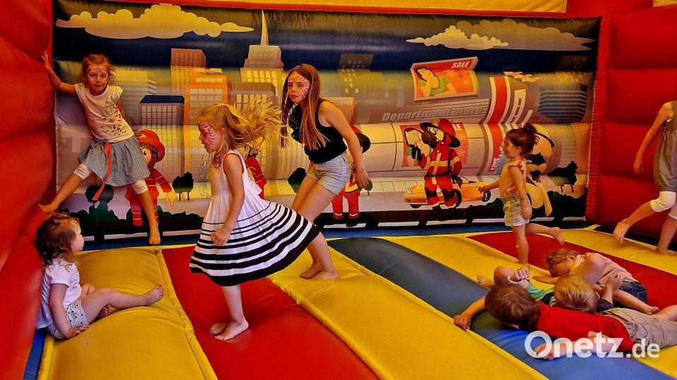 Die Kinder hatten auf der Hüpfburg Spaß. Bild: R. Kreuzer
