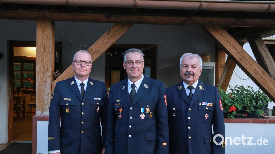 Kreisbrandmeister Rudi Kummert (Mitte) wurde mit dem Bayerischen Ehrenkreuz in Silber des Landesfeuerwehrverbandes ausgezeichnet. Kreisbrandrat Fredi Weiß (rechts) und Kreisbrandinspektor Christof Strobl (links) gratulierten. Bild: egl