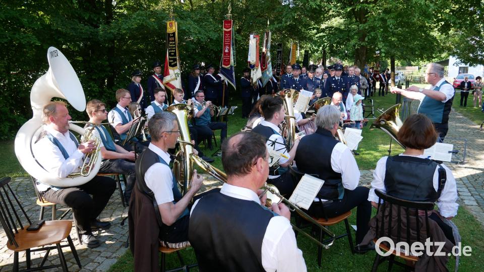 Die Stadtkapelle Waldsassen übernahm die musikalische Gestaltung des Festgottesdienstes bei der Bruder-Klaus-Kapelle in Hatzenreuth mit der Haydn-Messe und zwei Florianliedern. Bild: hmr