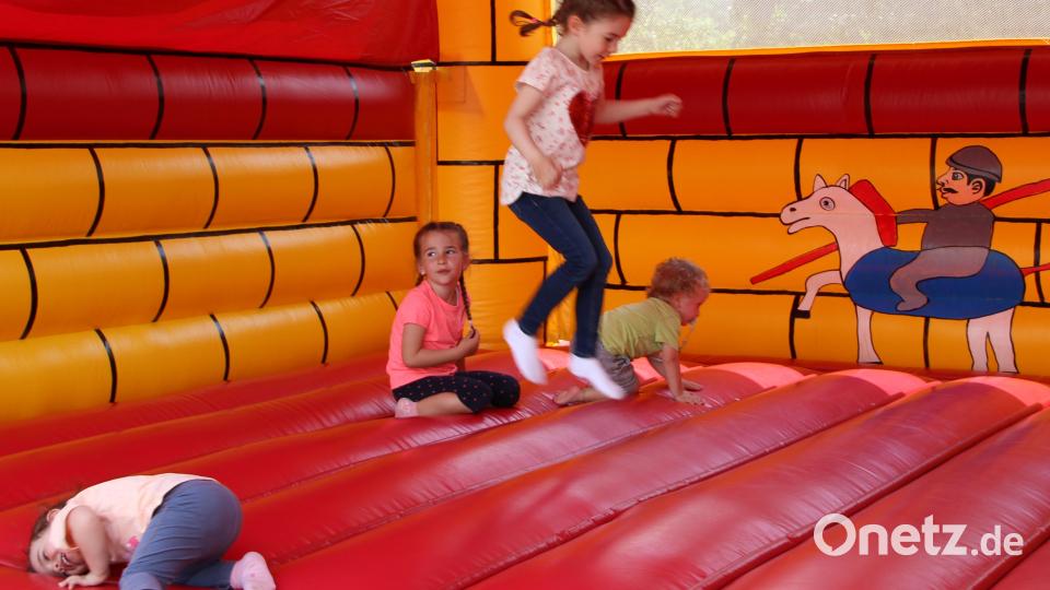 Für die Kinder war eine Hüpfburg aufgebaut und so konnten sich die Kids gut austoben. Bild: lep