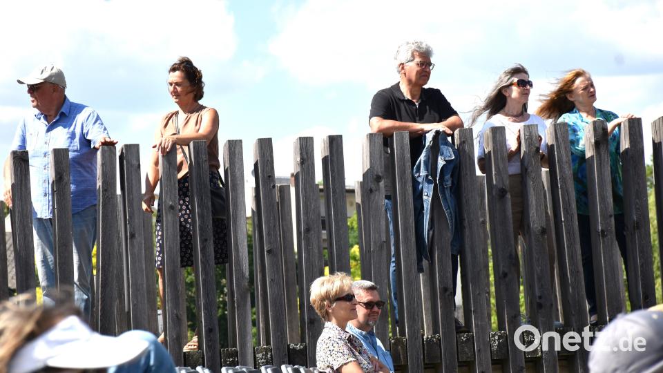Auch Zaungäste auf der Max-Gleißner-Brücke blieben stehen und hörten der &quot;Pilsner Jazz Band&quot; beim Kultursommer in Tirschenreuth eine Weile zu. Bild: ubb