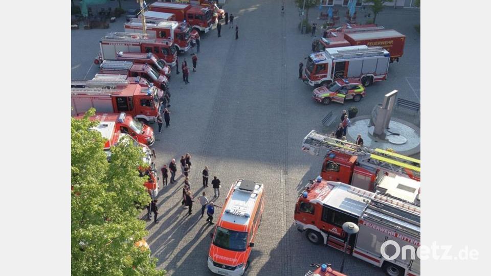 Die Feuerwehren waren auf dem Marktplatz in Wiesau mit insgesamt 25 Fahrzeugen angerückt. Bild: Feuerwehr Wiesau/exb