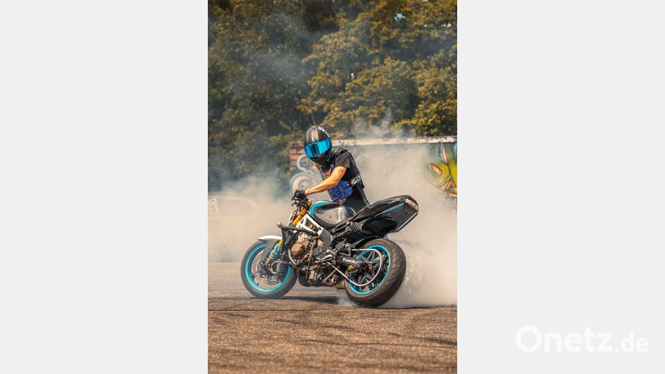 Ein Motorradfahrer beim Burnout mit seiner Maschine beim Broken Head Stunt Meet in Weiden. Bild: Broken Head / Kapture Moments