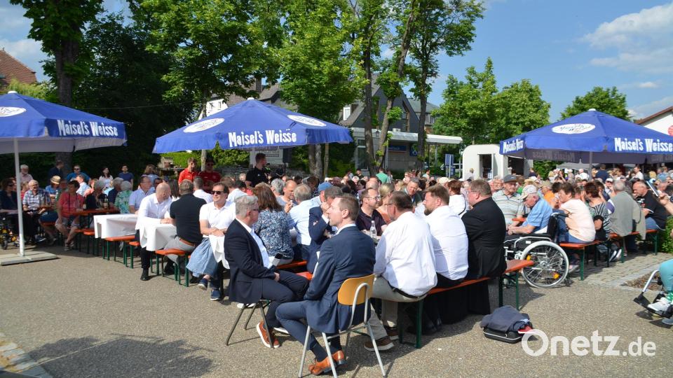 Ehrengäste und Besucher feierten die Verkehrsfreigabe. Bild: ak