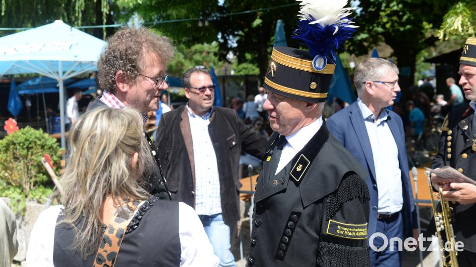 Braumeister Martin Sterk bei der Begrüßung der Gäste mit der Knappschaftskapelle. Bild: Andreas Brückmann