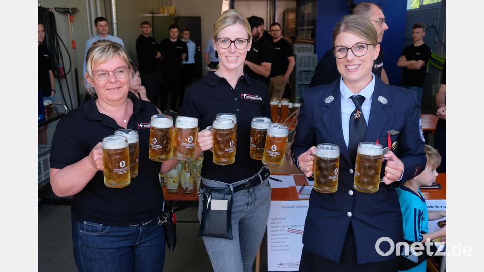 Am &quot;Löschen&quot; beteiligt sich maßgeblich das charmante Damenteam der Feuerwehr. Bild: do