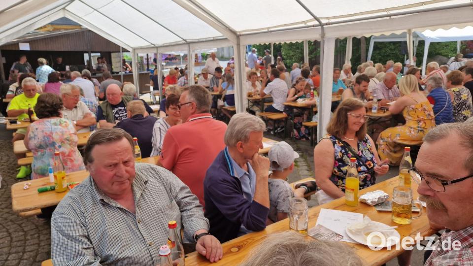 Ein eingespieltes Team sorgte für die Bewirtung der Gäste, die zur Mittagszeit alle Bierbänke besetzten. Bild: R. Kreuzer