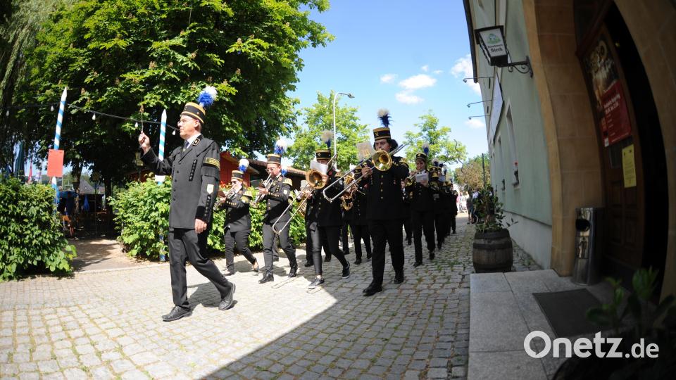 Die Knappschaftskapelle beim Einzug in den Biergarten der Brauerei Sterk in Raugering. Bild: Andreas Brückmann