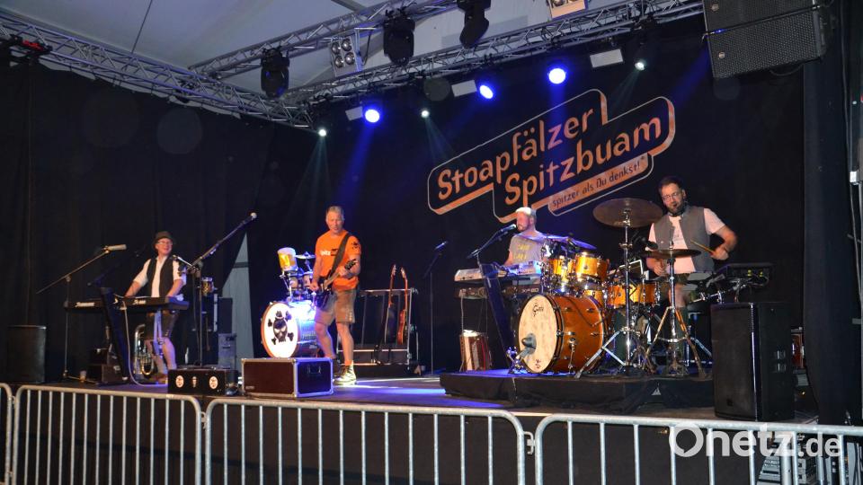 Lautstark spielen die &quot;Stoapfälzer Spitzbuam&quot; zum Mitmachen auf. Bild: gi