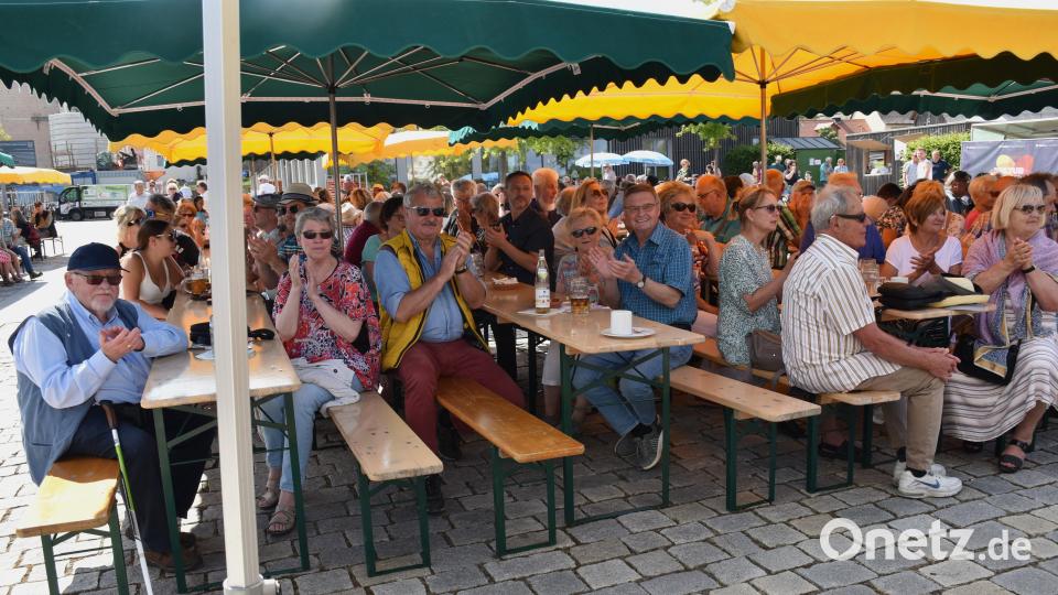 Viele Gäste hörten sich die beschwingten Klänge der &quot;Pilsner Jazz Band&quot; bei einem kühlen Getränk gern an. Bild: ubb