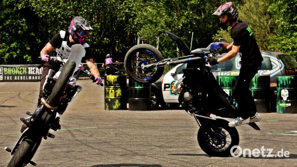 Geschicklichkeit ist beim Balancieren auf dem Hinterreifen der Motorräder gefragt. Bild: R. Kreuzer