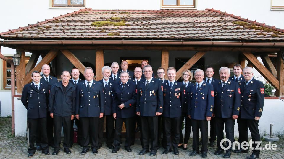 Das Team der Atemschutzausbildung im Landkreis Amberg-Sulzbach zusammen mit den ehemaligen Ausbildern und Kameraden der Feuerwehr Amberg. Bild: egl