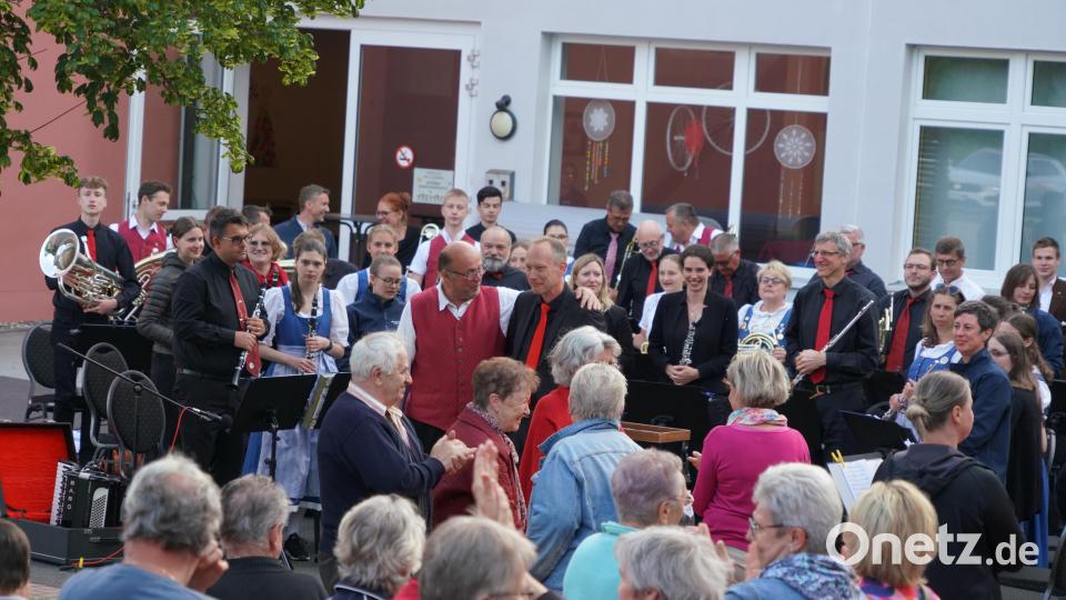 Die beiden musikalischen Leiter des Abends, Hermann Mack (Mitte links) vom Musikverein Waidhaus und Alexander Petry (rechts daneben) vom GMV Lambsheim aus Rheinland Pfalz. Bild: fvo