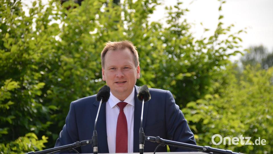 Bürgermeister Christian Porsch bei seiner Ansprache. Bild: ak