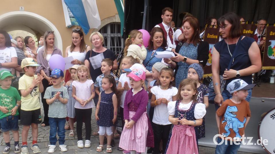 Die Kinder des Schwarzachtal-Kindergartens singen ein eigenes Marktfestlied vor. Dafür heimsten sie viel Beifall ein. Bild: mad