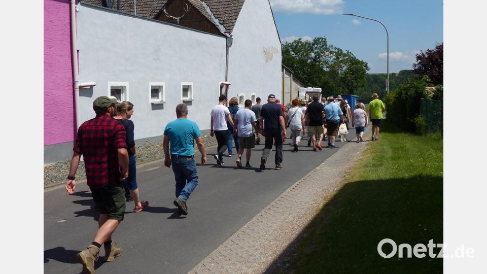 Viele Wanderer beteiligten sich an der ersten Führung. Bild: hme